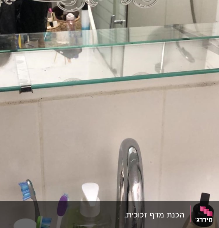 מדף זכוכית בחדר אמבטיה